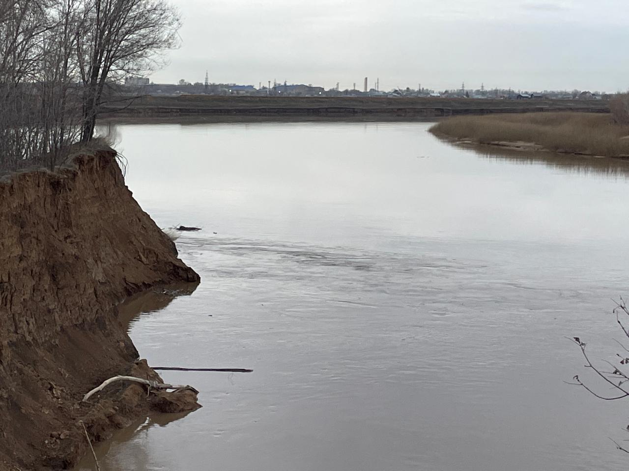 Уровень воды в Урале продолжает медленно подниматься